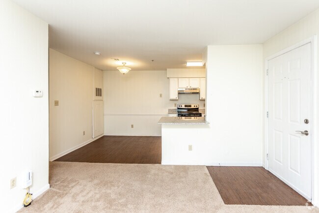 2BR, 2BA - 878 SF - Village Woods