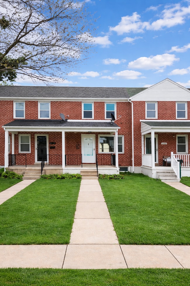 Building Photo - Home with Modern Kitchen, Finished Basement & Backyard Deck