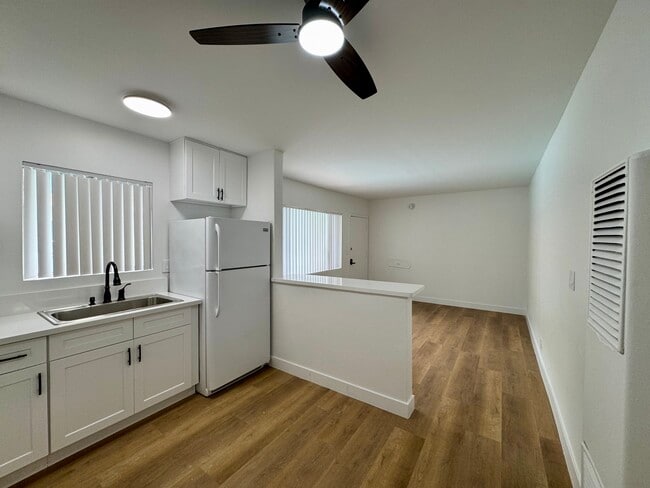Photo - 1230 W 29th St Unidad Spacious Furnished 1B1B