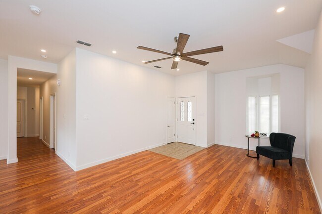 Photo - 215 Oriole Ln