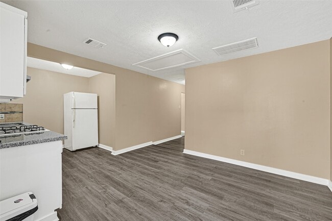 Photo - 305 N Live Oak St