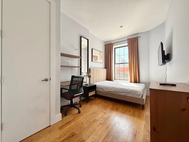 Photo - Prime Bushwick Room, HDTV, 15 min to Manhattan #756 Unit 4