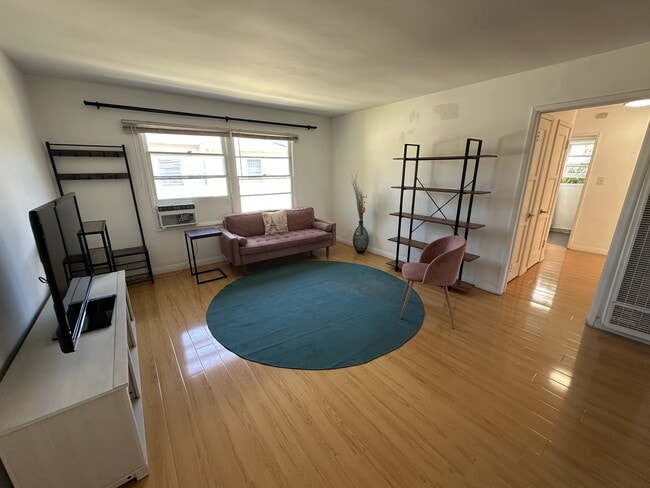 Photo - 2453 Silver Lake Blvd Apartamento Unidad 2453-C