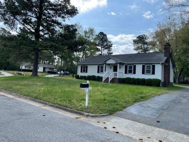 Building Photo - 3 Bedroom 2 Bath