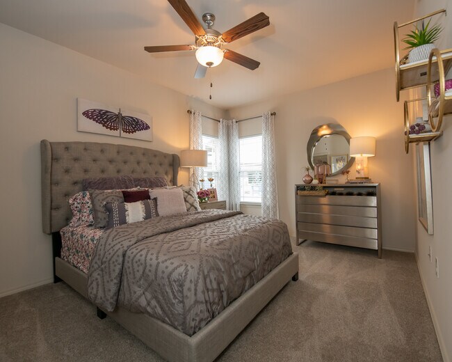 97 North Oak Apartments Kansas City, MO