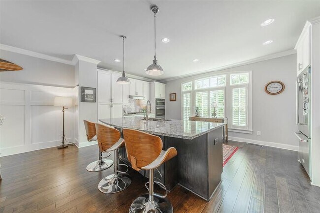 Photo - 690 Arklow Dr