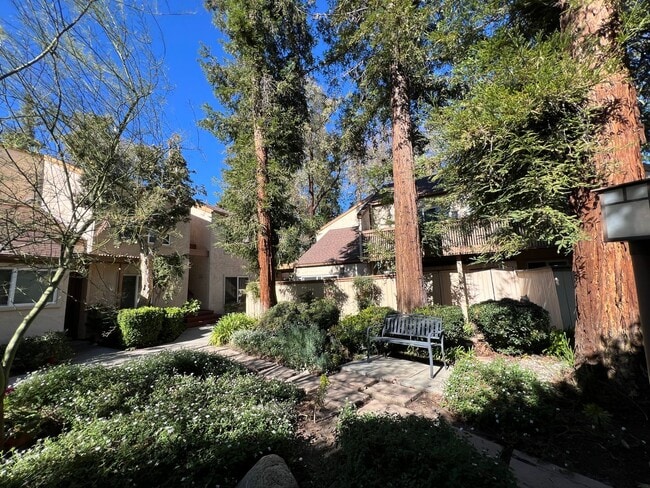 Building Photo - LOCATION! Move-in ready 2+2 w/parking, pool + balcony!