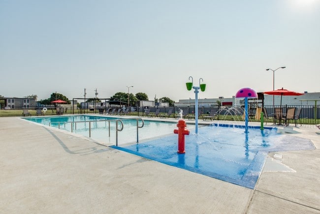 Pool Splash Pad - Vistas on the Park