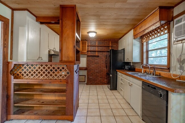 Photo - 4 Bedroom Home near UofA! Park-like yard! Lawn care included! Available for Fall semester!