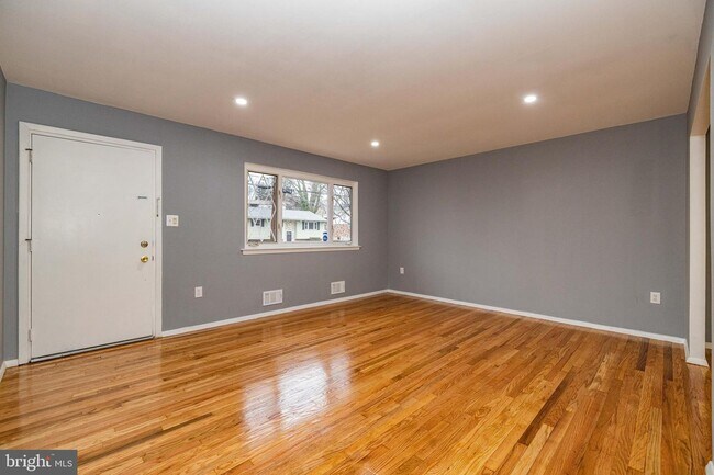 Photo - 1320 Woodlark Dr