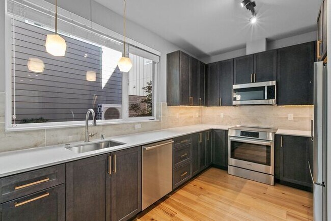 Photo - Stunning Othello Park Designer Townhome wi...