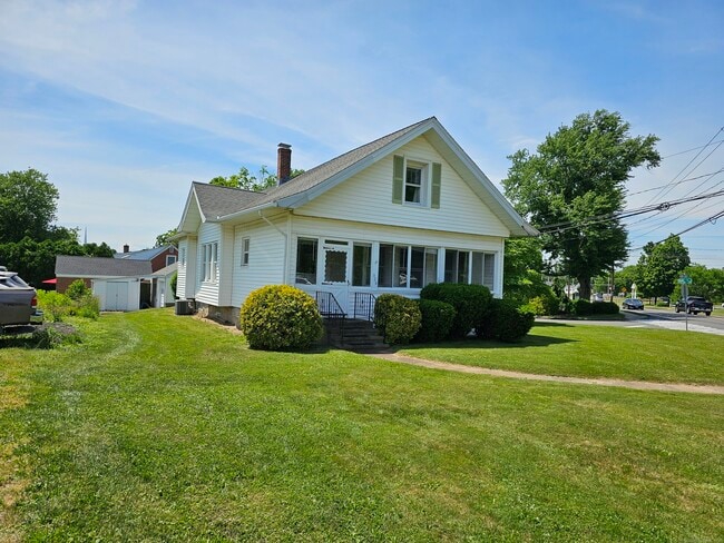 Photo - 328 New London Turnpike