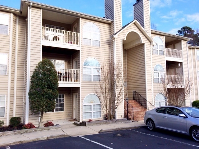 Building Photo - Immaculate 2 BR condo convenient to loop a...