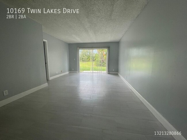 Building Photo - 10169 Twin Lakes Dr