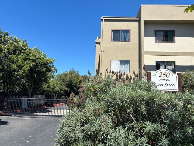 Building Photo - Location, location, location! This gated community is 5 minutes walking distance to downtown Sant...
