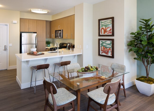 Building Photo - Avalon Vista Rental