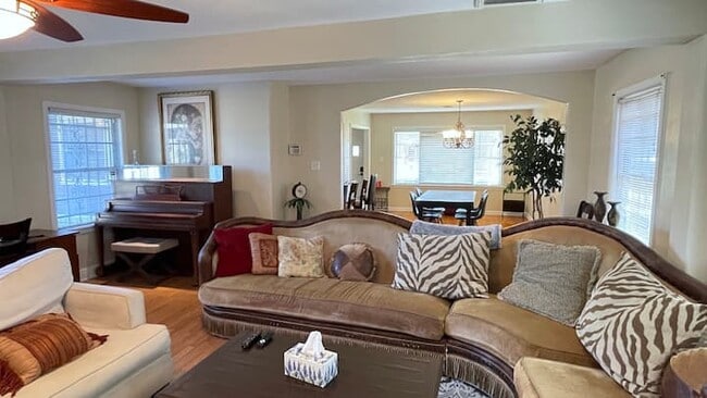 Building Photo - 7951 Pecan Villas Dr