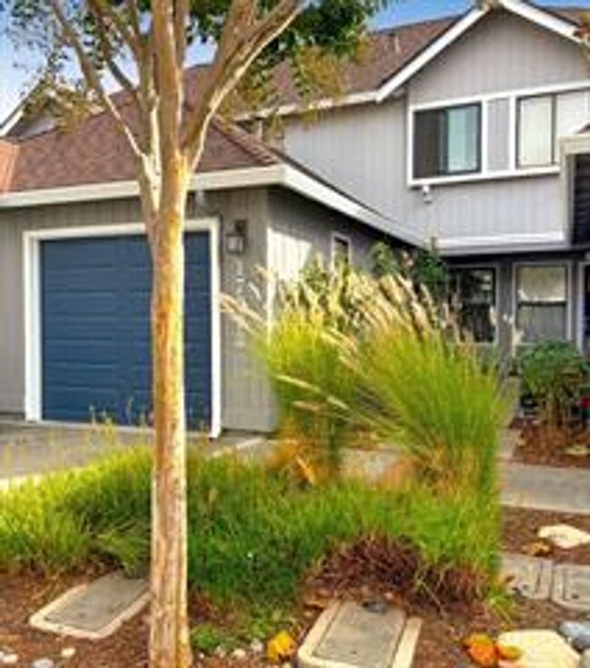 Updated Creekside Village Gem Near the Poo... - Updated Creekside Village Gem Near the Poo... Townhome