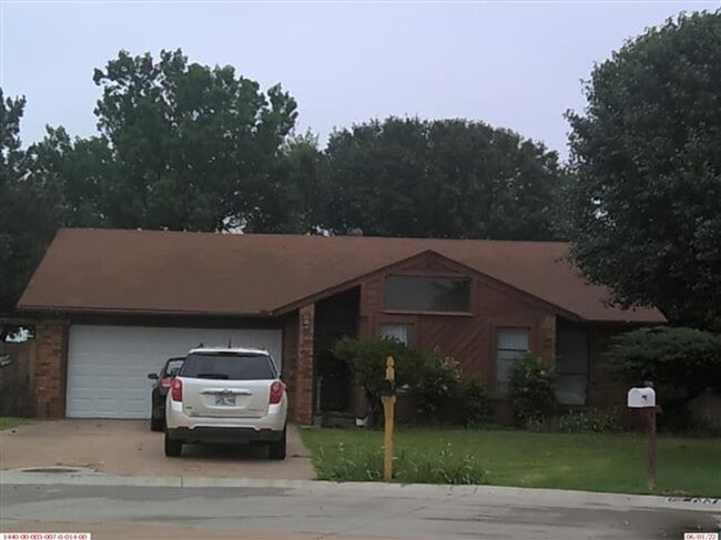 Photo - 136 N Greenleaf Dr