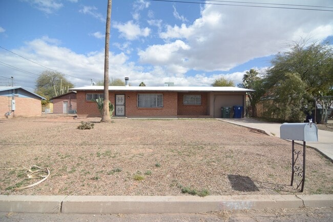 Charming 3 Bedroom 2 Bath Home! Central Tu... - Charming 3 Bedroom 2 Bath Home! Central Tu...