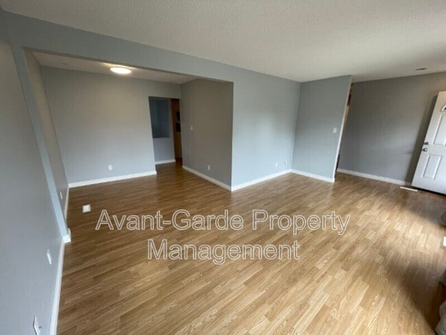 Photo - 28 Medhurst Crescent