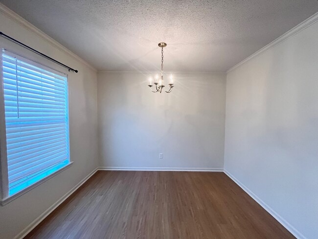 Dining Area - 122 Mall Cir