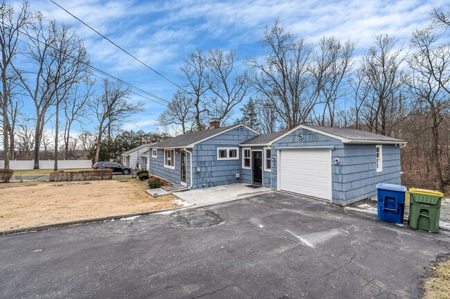 Photo - 149 Lakeside Blvd E