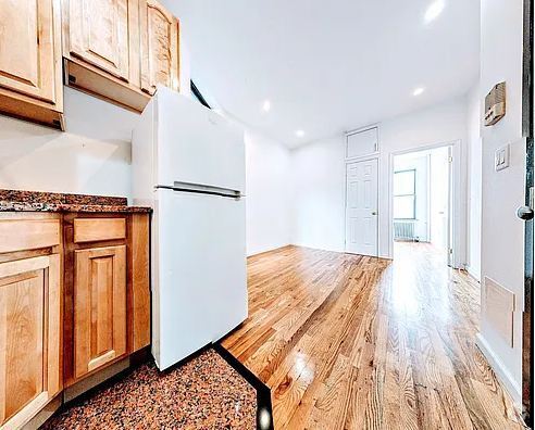 Building Photo - 214 East 10th Street Rental