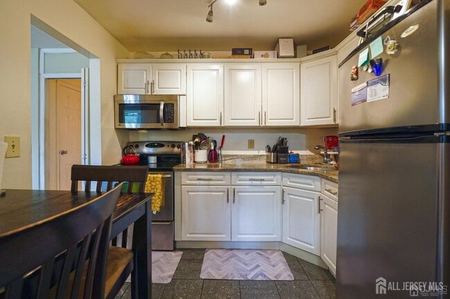 Photo - 18 College Dr