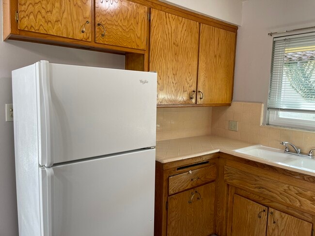 Kitchen - 2328 N Beachwood Dr Unit Apt 5