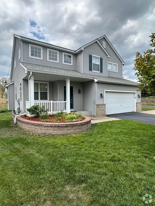 Building Photo - Spacious Single Family Home, Fireplace, 3....