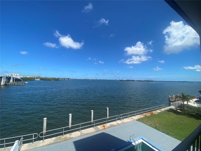 Photo - 7899 NE Bayshore Ct Unidad 3D