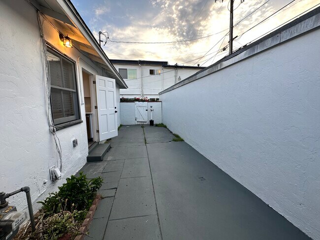 Photo - 942 - 948 Felspar Street