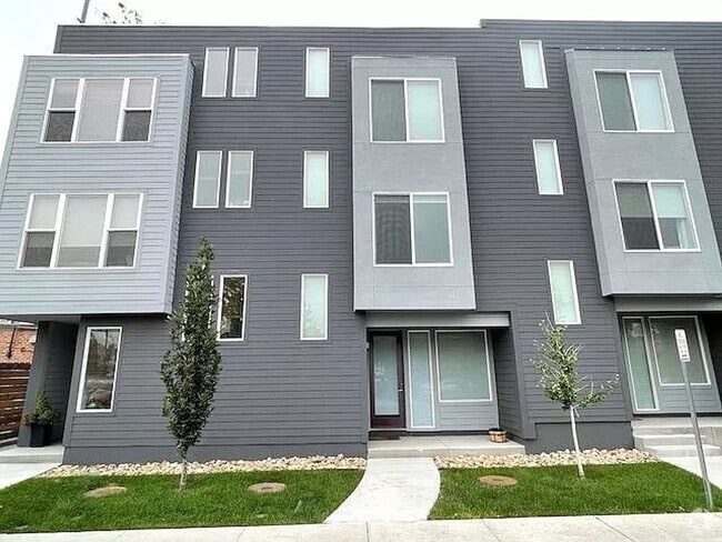 Building Photo - 2 Bedroom 2 Full Bathrooms and 2 Half Bath... Rental