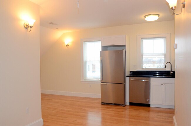 Building Photo - 26 Putnam St Unit 5