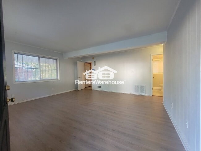 Photo - 336 Woodstock Dr SW