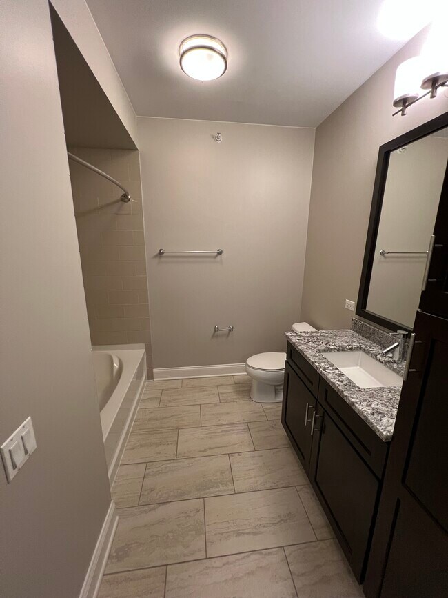 Photo - 68 W Hubbard St