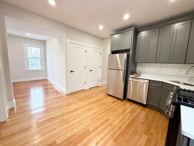 Building Photo - 36 Raven St Unit 3T