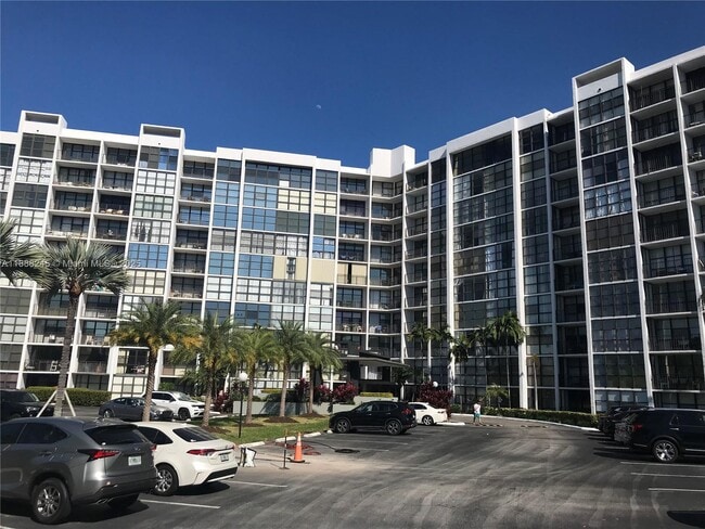 Building Photo - 1000 Parkview Dr Unit 627