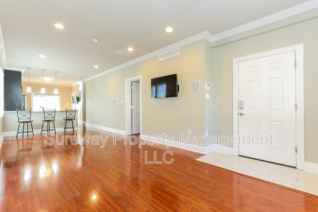 Photo - 720 Willitts Ave