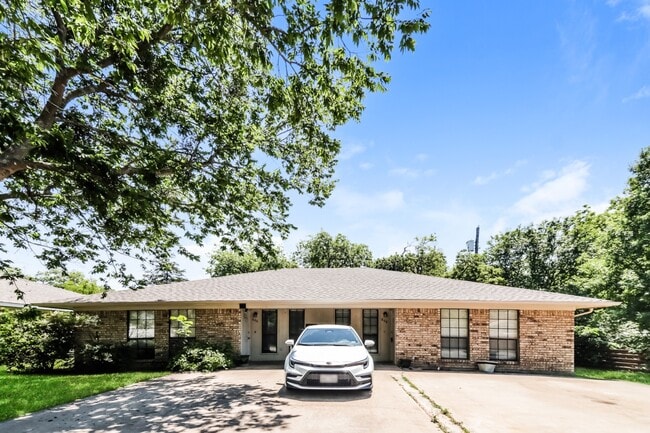 Building Photo - Charming 2BR/1BA Sherman Townhome with Private Fenced Backyard – Move-In Ready
