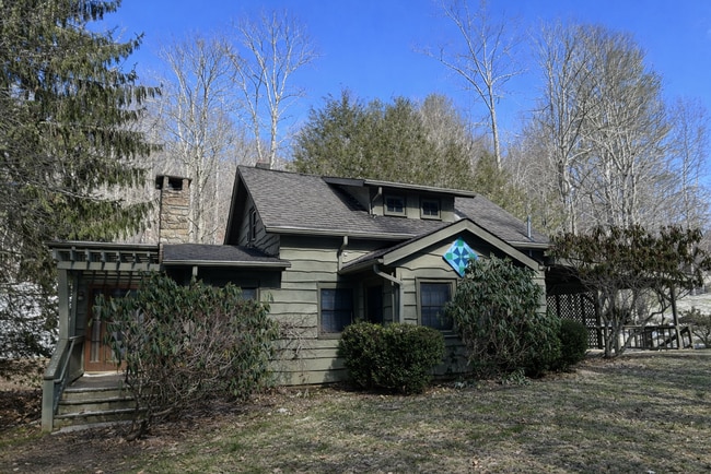 Building Photo - Creekside Cottage Living with Bonus Studio Space