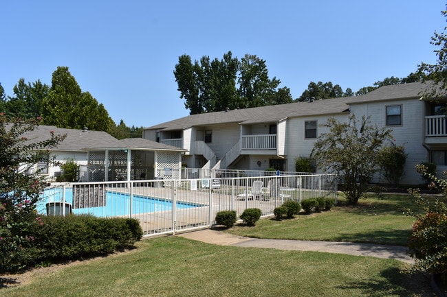 Pool - Forest Oaks Apartments