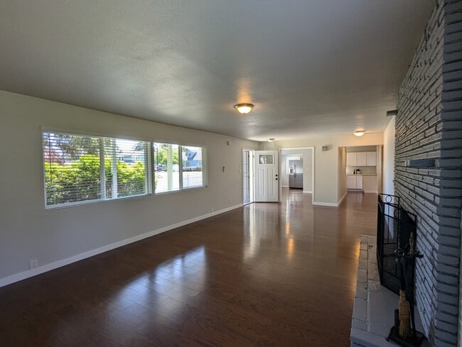 Photo - 821 S 117th St