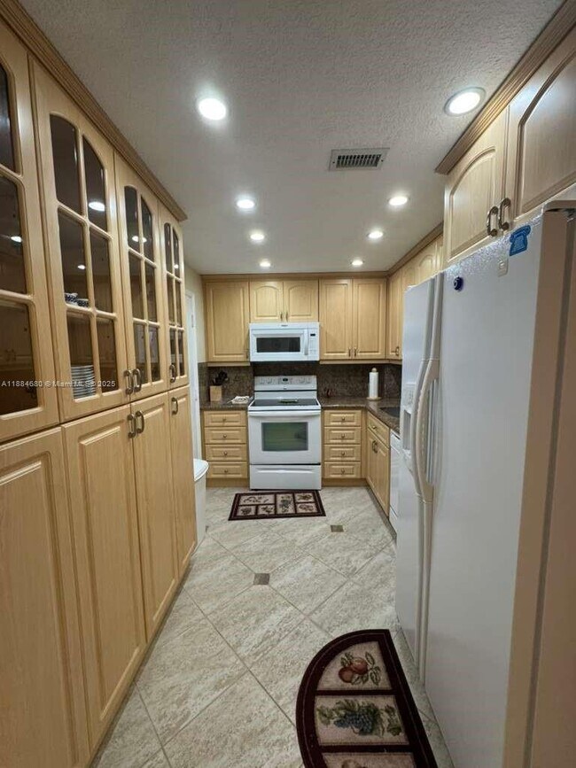 Photo - 5005 Collins Ave Unit 714