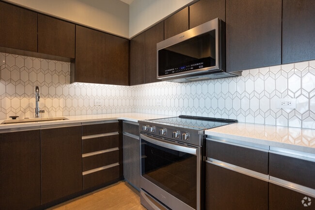 2 BR, 2 BA - 1000SF