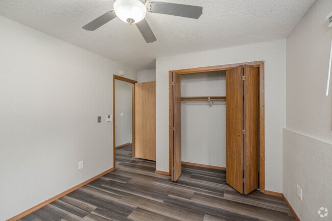 2 habitaciones, 1 baño - 780 pies cuadrados - Dormitorio principal - Valley View Apartments