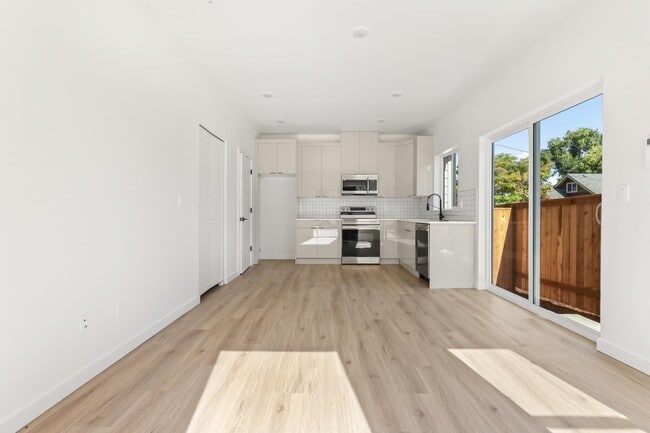 Building Photo - 787 NE Bryant St