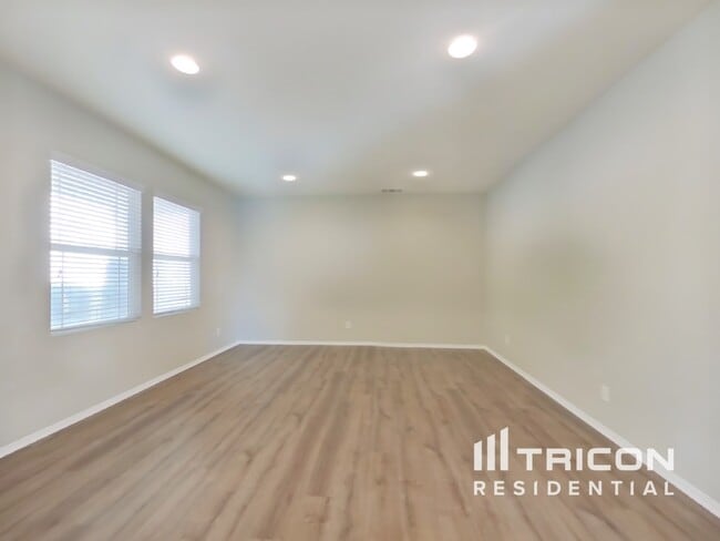 Photo - 2026 Krystal Ave