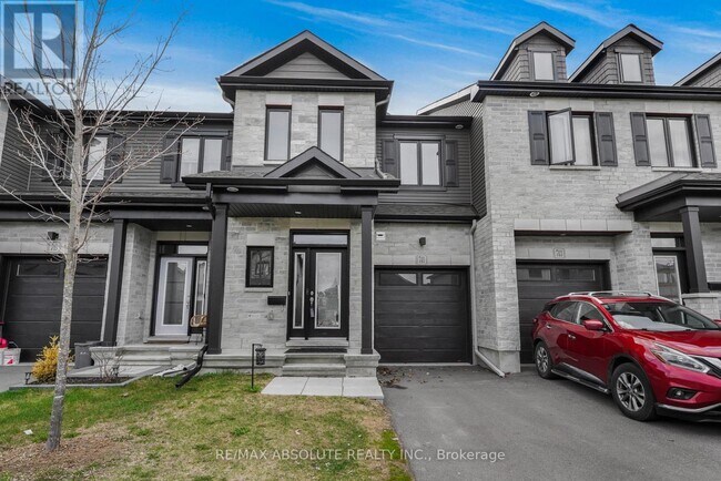Photo - 741 Namur St